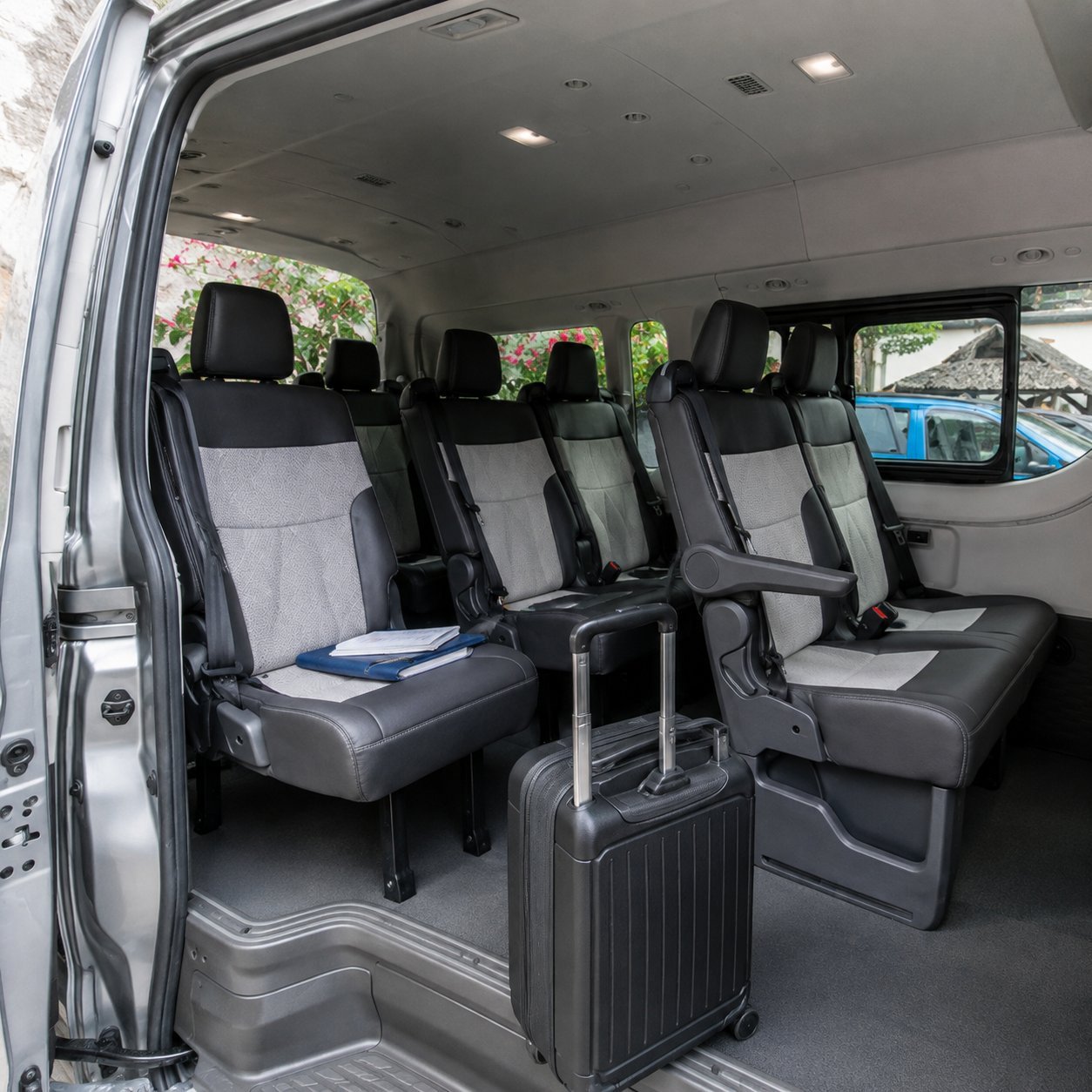 Interior Hiace lega untuk bawaan rombongan